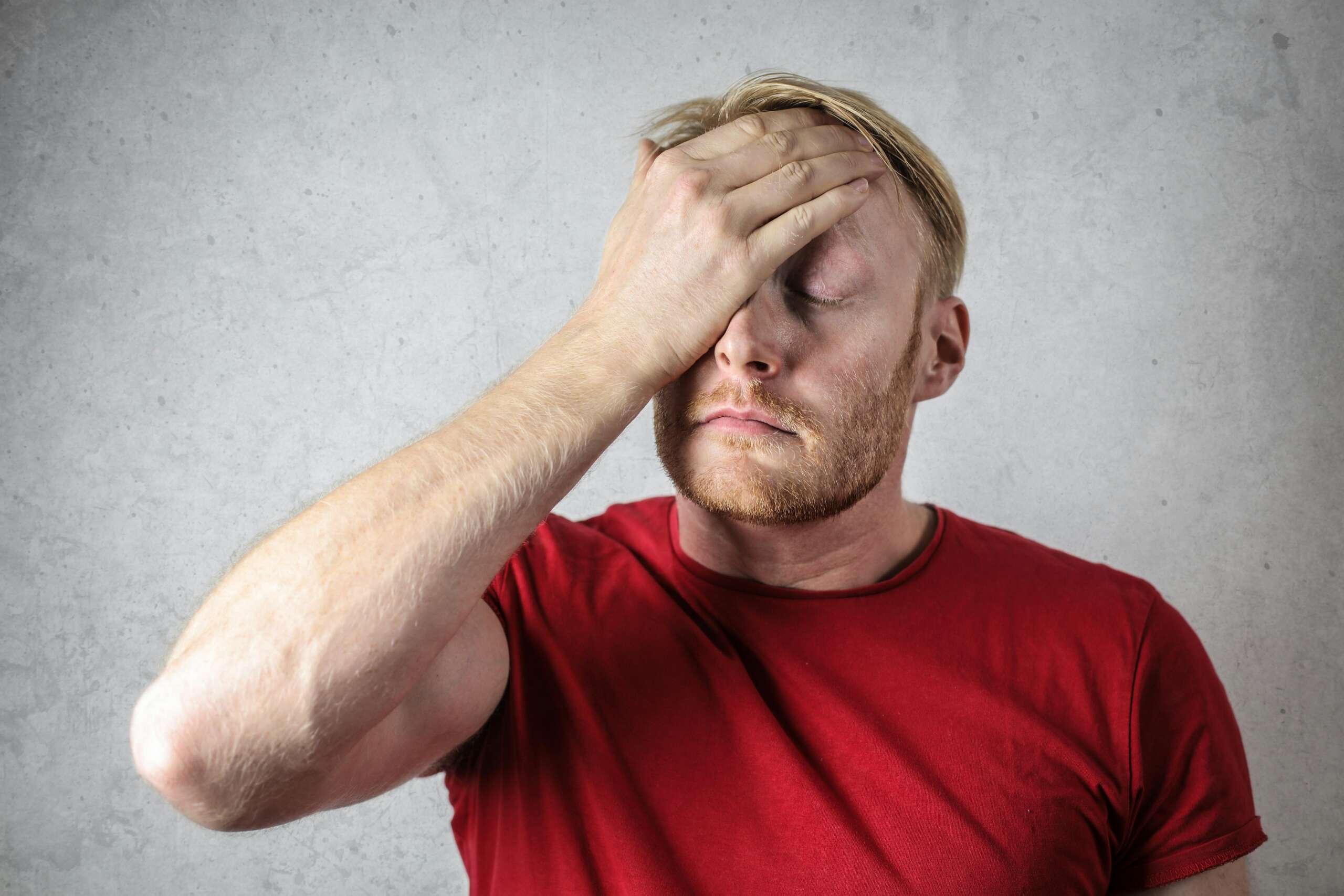 a man experiencing a hangover wondering do alcoholics get hangovers.
